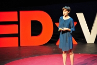 © TEDxVienna_Andy Wong Katharina Unger auf der TEDxVienna