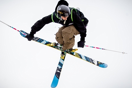 Ein Freeskier mit überkreuzten Skiern