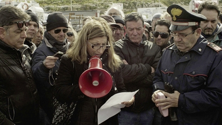 die bürgermeisterin von lampedusa mit einem megaphon