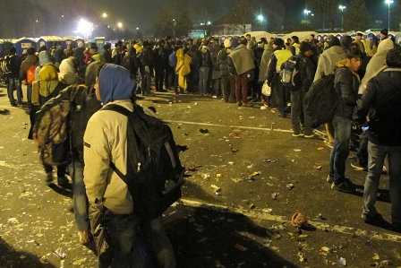 Refugees stellen sich in Warteschlangen an im Transitbereich in Spielfeld