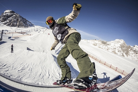 © Ausweger Daniel / Qparks Snowboarder slidet auf einer Box