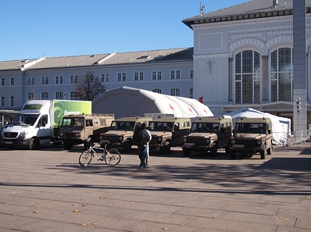 Bundesheer Jeeps und ein Sanitätszelt vor dem Salzburger Hauptbahnhof