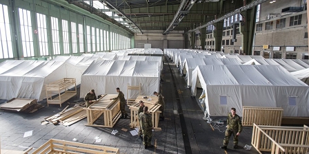 Flüchtlingszelte in einem Hangar in Berlin Tempelhof.