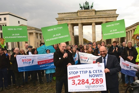 Vertreter der EU-weiten Bürgerinitaitive "Stop TTIP" überreichten dem Präsidenten des EU-Parlaments Martin Schulz am Montag 3,3 Millionen Unterschriften gegen das Abkommen  