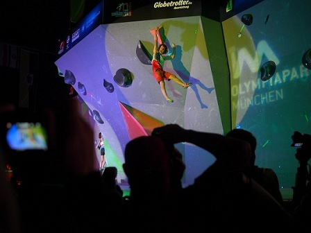 Adam Ondra jubelt in der Boulderwand