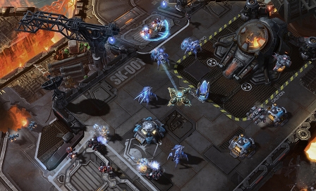 Screenshot aus Starcraft 2: Protoss und Terraner auf einer Weltraumbasis.