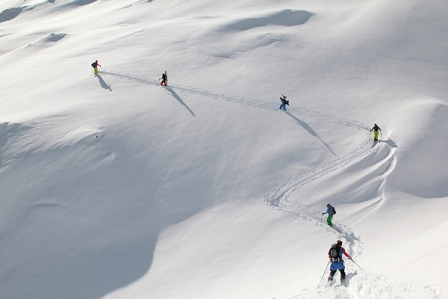 SkitourengeherInnen beim Aufstieg