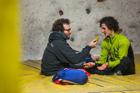 Adam Ondra beim Interview auf einer Bouldermatte