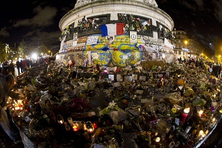 Blumen werden in Frankreich niedergelegt zum Gedenken an die Opfer der Terroranschläge