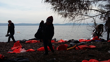 Ein Flüchtlingskind am Strand