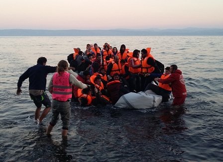 Menschen in einem völlig überüllten Boot aus dem die Luft entweicht