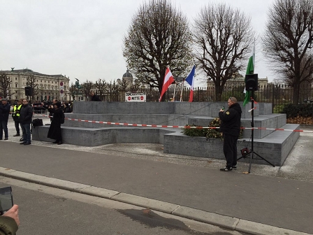 Das dserteursdenkmal am Wiener Ballhausplatz als Bühne für recht Reden.