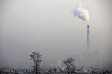 Rauch aus Schornstein, Fabrik in China