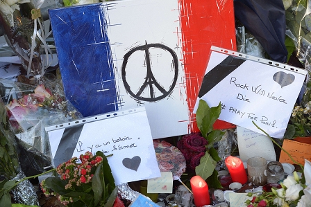 Blumen und Kerzen zum Gedenken an die Opfer von den Anschlägen in Paris