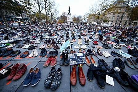 Schuhe auf Place de la Republique in Paris