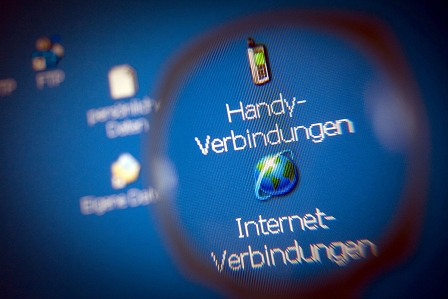 Monitor mit Handy-Verbindungen und Internetverbindungen, Symbolbild für Vorratsdatenspeicherung