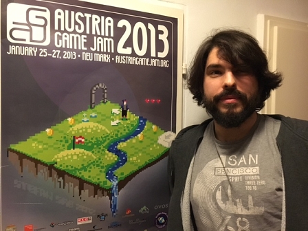 Stefan Srb vor dem Plakat des Austria Game Jam 2013.