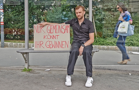 Darsteller von der Marienthaler Dachs vor Bushaltestelle