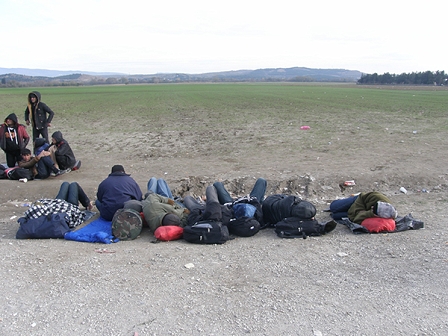 Menschen schlafen auf der Erde