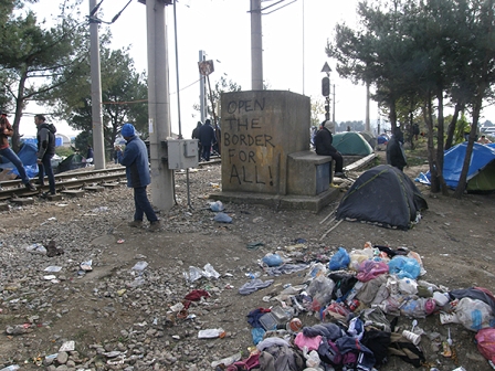 Betonsockel mit Aufschrift "Open the border for all!"