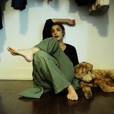 junge Frau mit HUnd, sitzemd: US-Musikerin Jennylee