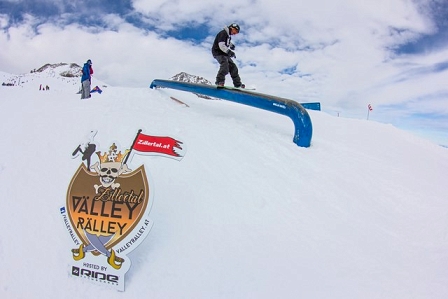 © Ästetiker/Albert Binnekade Snowboarder slidet ein Rail