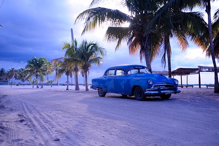 Oldtimer am Strand in Kuba
