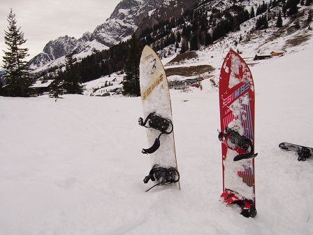 Zwei alte Snowboards