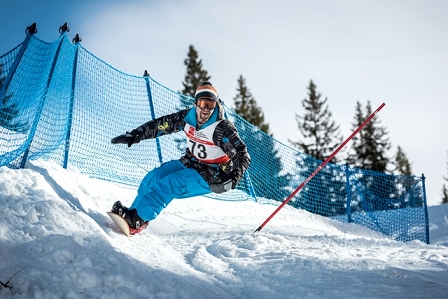 © Livingroom Hochkönig Snowboarder in Steilkurve