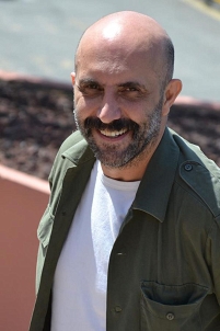 Gaspar Noe mit grünem Hemd