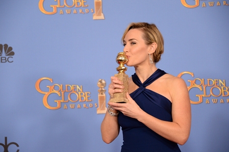 Kate Winslet küsst Golden Globe Award