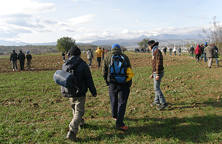 Feld mit Grenzzaun