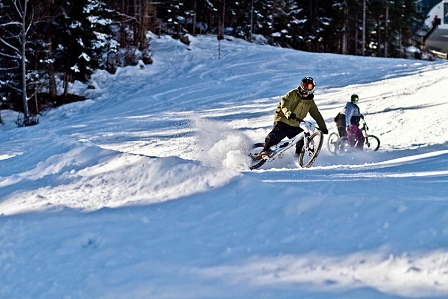 Mountainbiker auf Schipiste