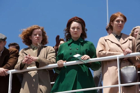 Frauen auf einem Schiff, Szenenbild aus "Brooklyn"