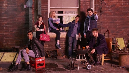 Der Cast von Fresh Meat vor einem Haus stehend