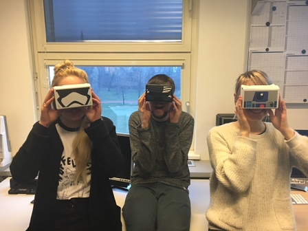 FM4-MitarbeiterInnen mit Google Cardboard am Kopf.