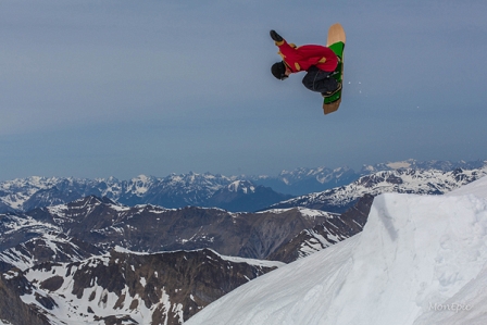 Wolle Nyvelt springt mit einem PowSurfer