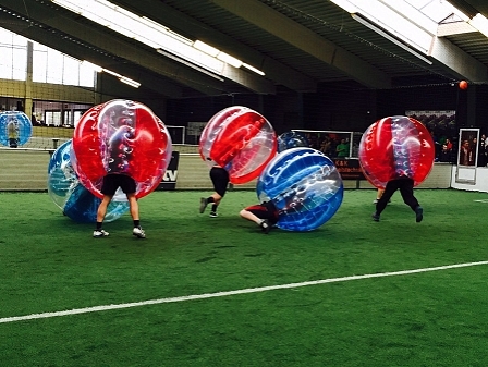 Fußballer in Plastikkugeln