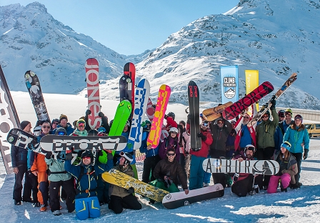 Eine Gruppe Splitboarder mit ihren Brettern