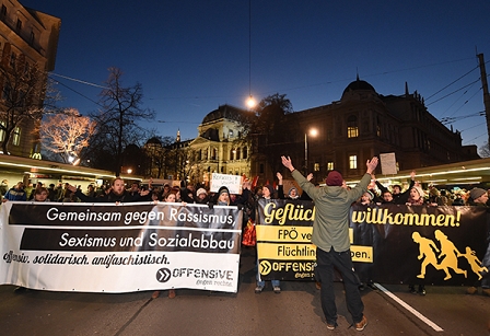 Demozug mit Transparenten vor der Uni Wien