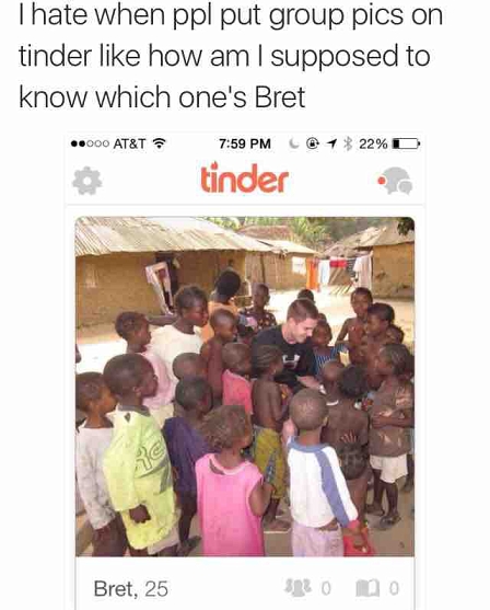 Tinder Foto eines jungen weißen Mannes umringt von afrikanischen Kindern 