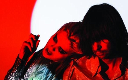 Bobby Gillespie und Sky Ferreira in "Where The Light Gets In"