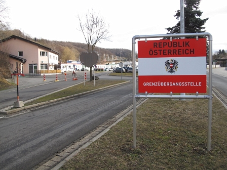 Ein Schild markiert die Grenzübergangsstelle bei Spielfeld neben der Straße, die nach Slowenien führt