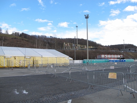 Leerer Platz mit Absperrgittern als Leitsystem. Grenzübergangsstelle, Spielfeld