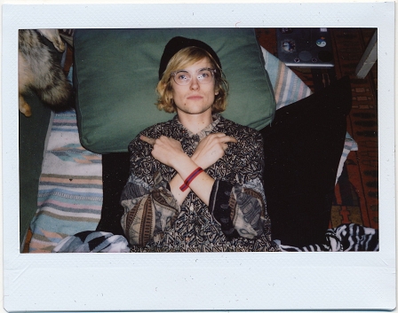 Zachary Cole Smith von DIIV auf einem Bett liegend