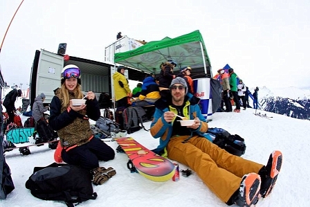 Snowboarder sitzen im Schnee
