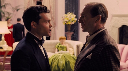 Alden Ehrenreich und Ralph Fiennes in "Hail Caesar"