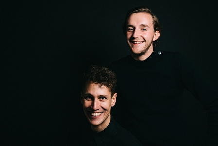 Sebastian Höglinger und Peter Schernhuber lachen