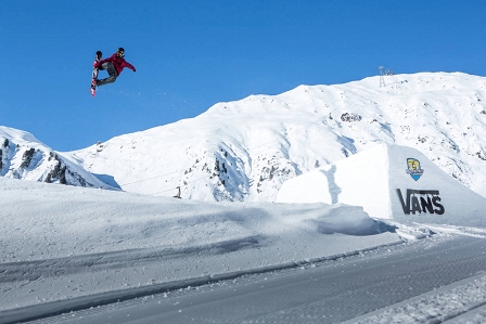 Ein Snowboarder beim Sprung