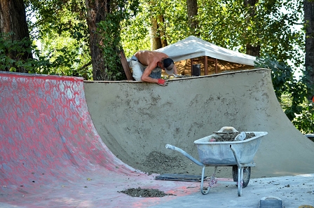 Jemand baut einen Skatepark